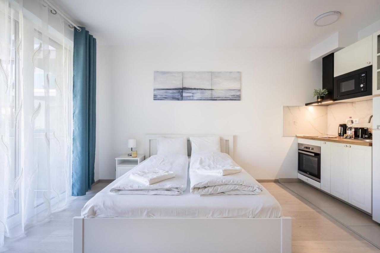 Grand Corvin Studio With Balcony Budapest Luaran gambar