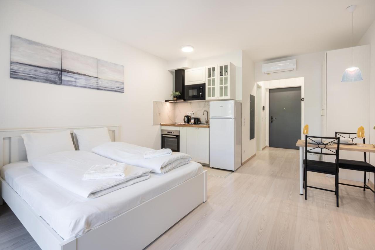 Grand Corvin Studio With Balcony Budapest Luaran gambar