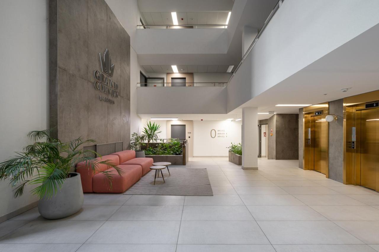 Grand Corvin Studio With Balcony Budapest Luaran gambar